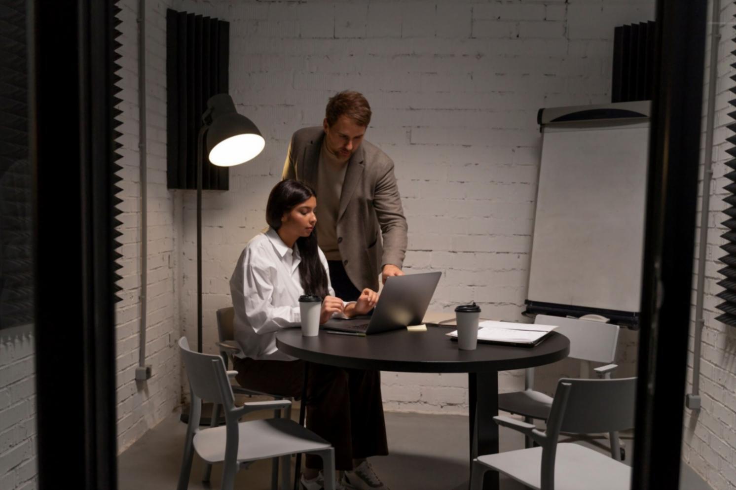 Interface de tableau de bord budgétaire avec graphiques et données financières