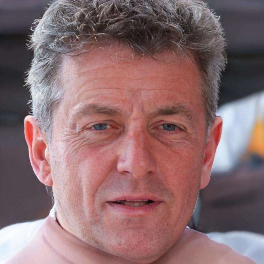 Portrait d'Antoine Mercier, expert en analyse financière