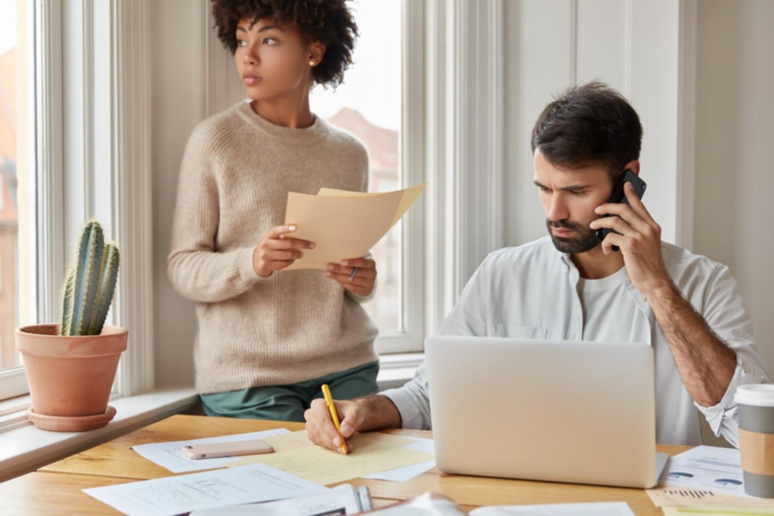 Groupe de personnes travaillant ensemble sur des analyses budgétaires